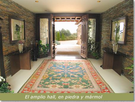 El amplio hall, en piedra y m�rmol